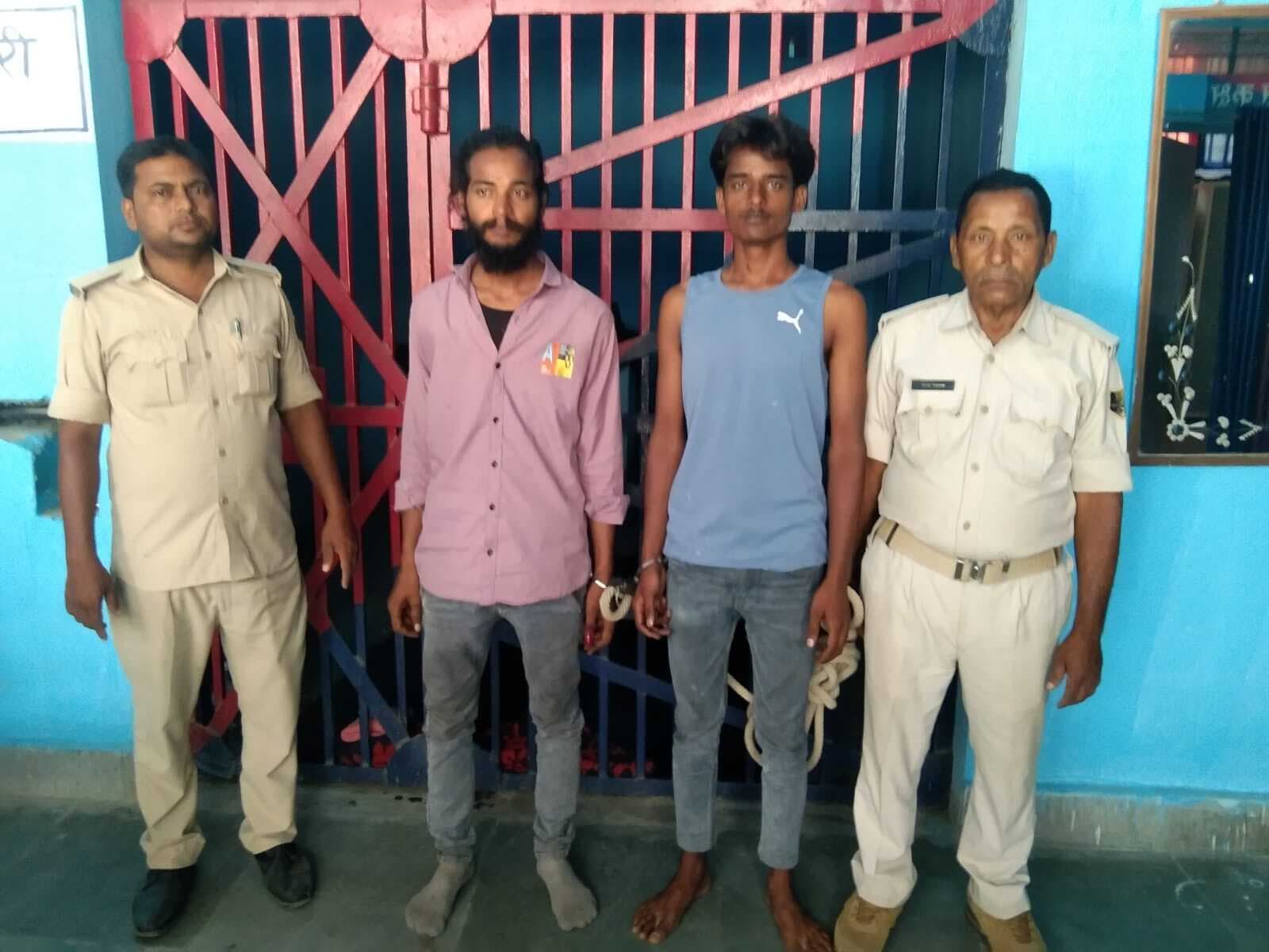 ऑनलाइन शॉपिंग बॉय से सामान छीनने के मामले में दो गिरफ्तार