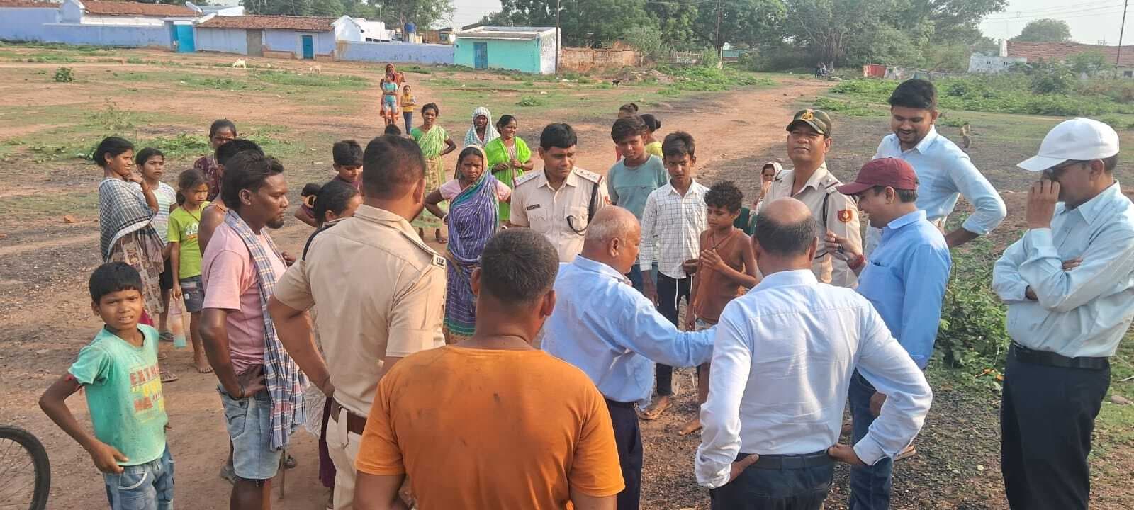चितरा: ब्लास्टिंग में उड़े पत्थर, दहशत में ग्रामीण<bha>;</bha> विरोध के बाद रुका खनन कार्य