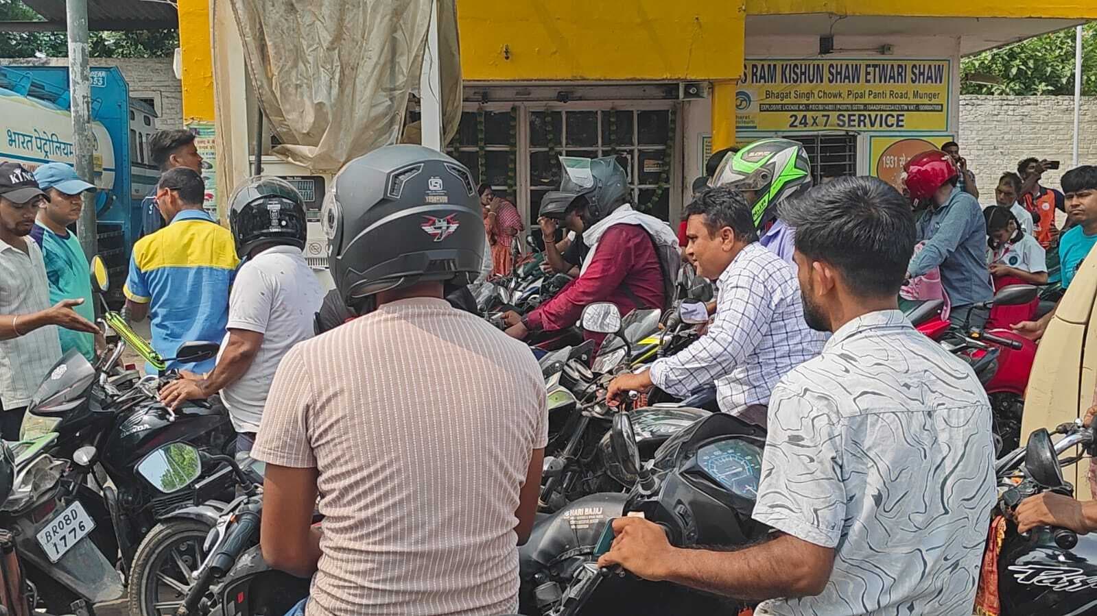 मुंगेर मुख्यालय में गहराया पेट्रोल-डीजल संकट, पंप पर लंबी कतारें