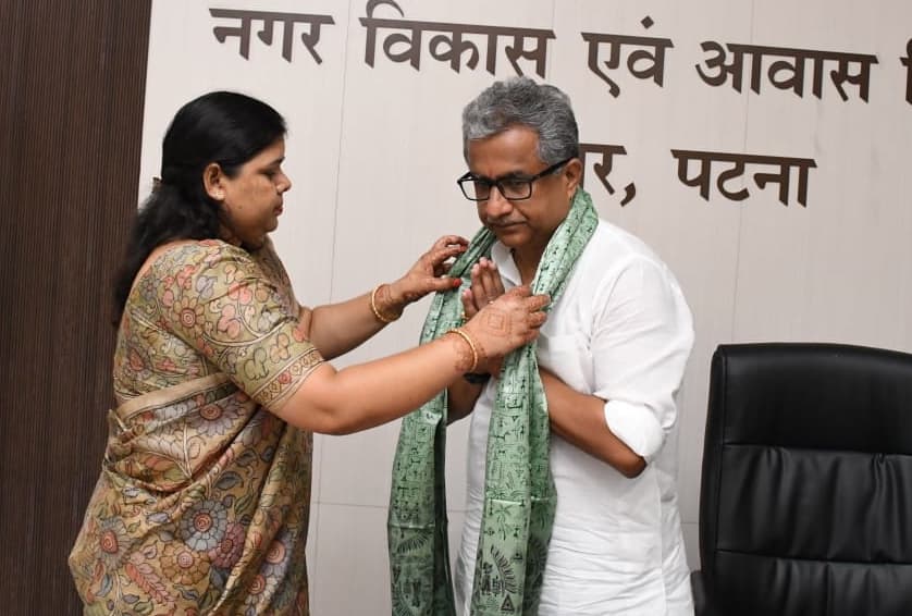 नीतीश मिश्रा से मिल महापौर ने विकास योजनाओं की रखी मांगें