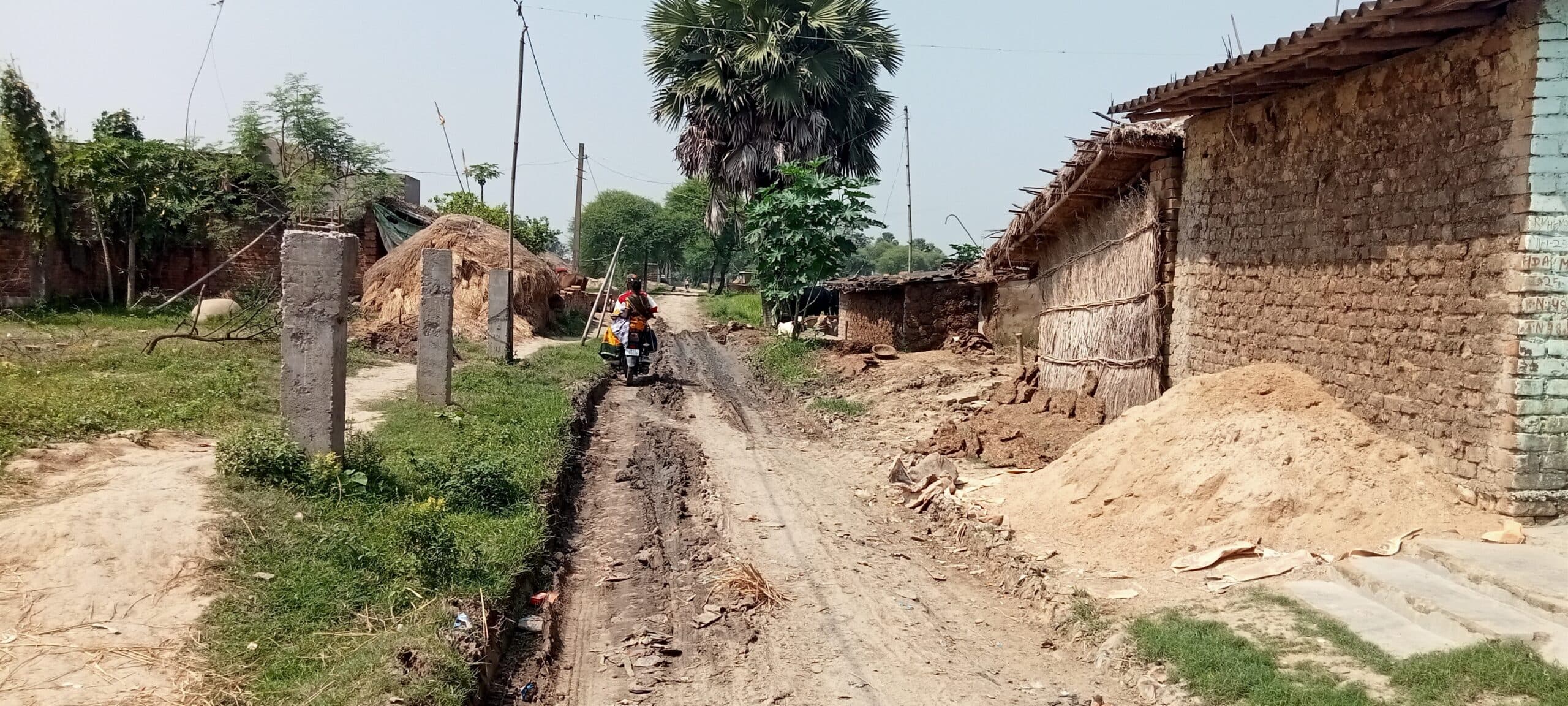 पकसो-नावाडीह मोड़ मुख्य मार्ग जर्जर, ग्रामीणों को आवागमन में भारी परेशानी