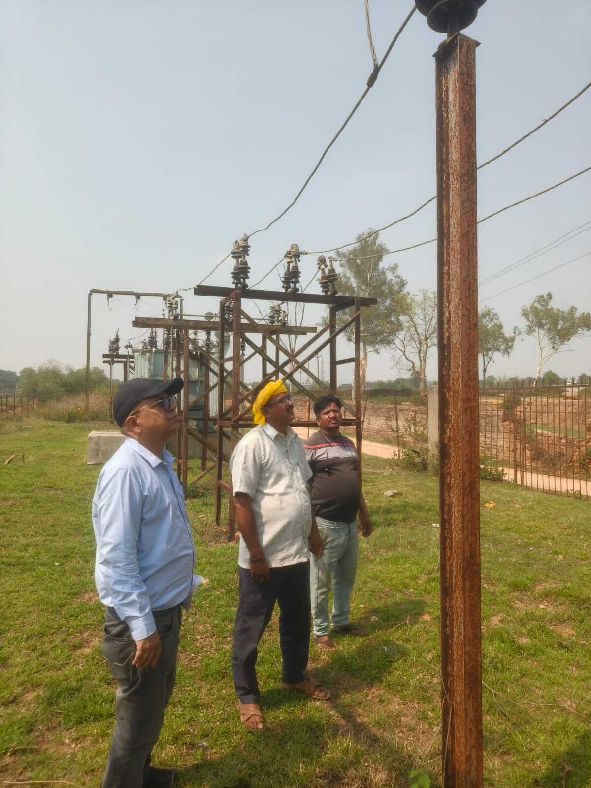 Giridih News : इइ ने किया ढाकोसारण फीडर क्षेत्र का निरीक्षण