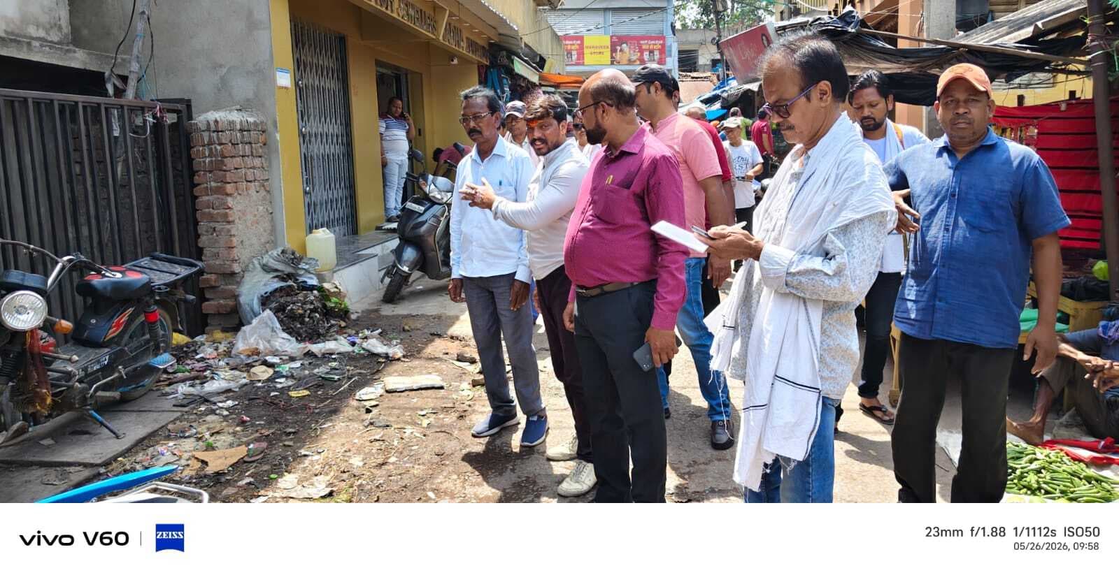 Jamshedpur news. परसुडीह हाट बाजार में कचरे का अंबार, दुकानदारों को हो रही परेशानी