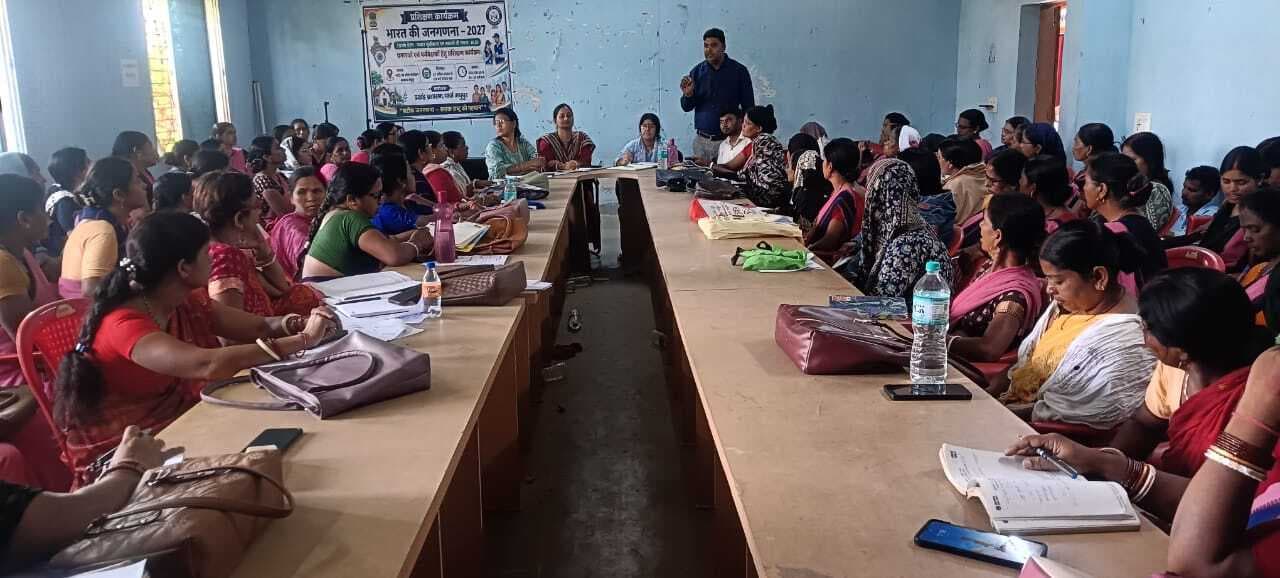 बच्चों की उपस्थिति बढ़ाने और व्यवस्था सुधारने पर दिया गया जोर