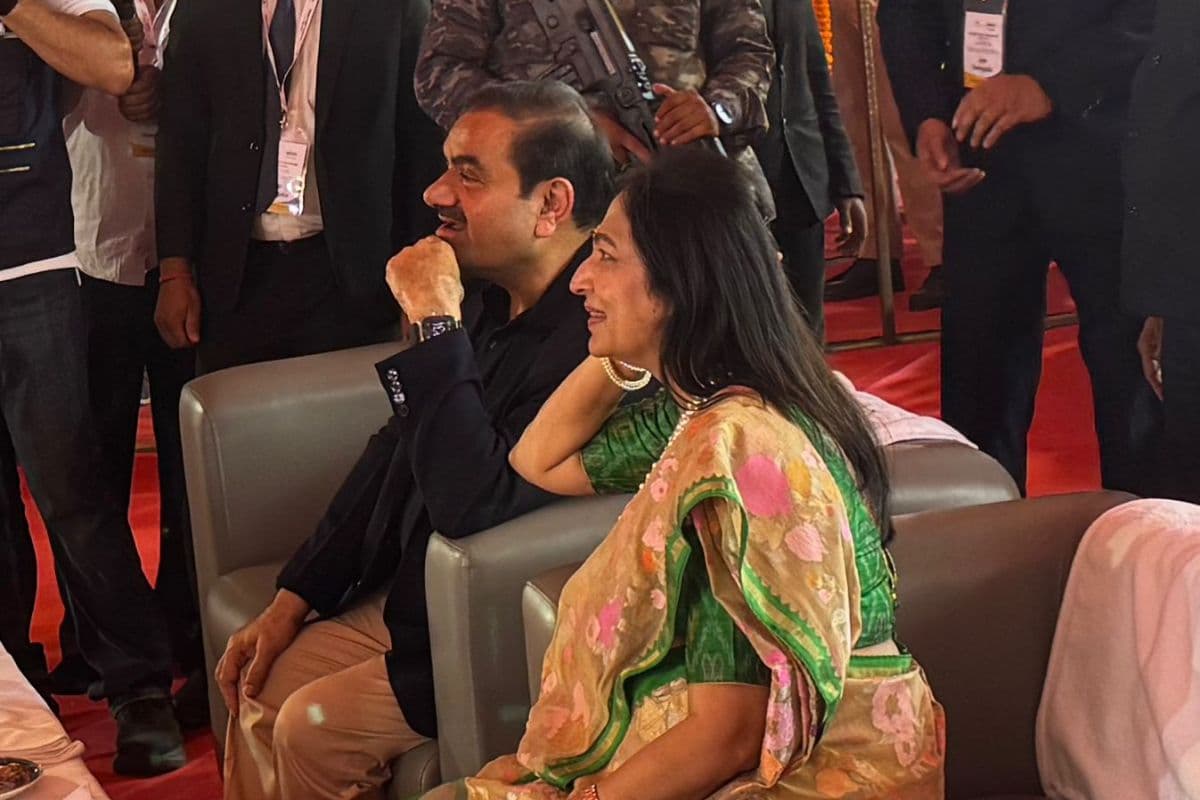 पत्नी के साथ बिहार पहुंचे गौतम अदाणी, सारण में दुनिया के सबसे बड़े ग्रामीण आई हॉस्पिटल नेटवर्क की रखी नींव
