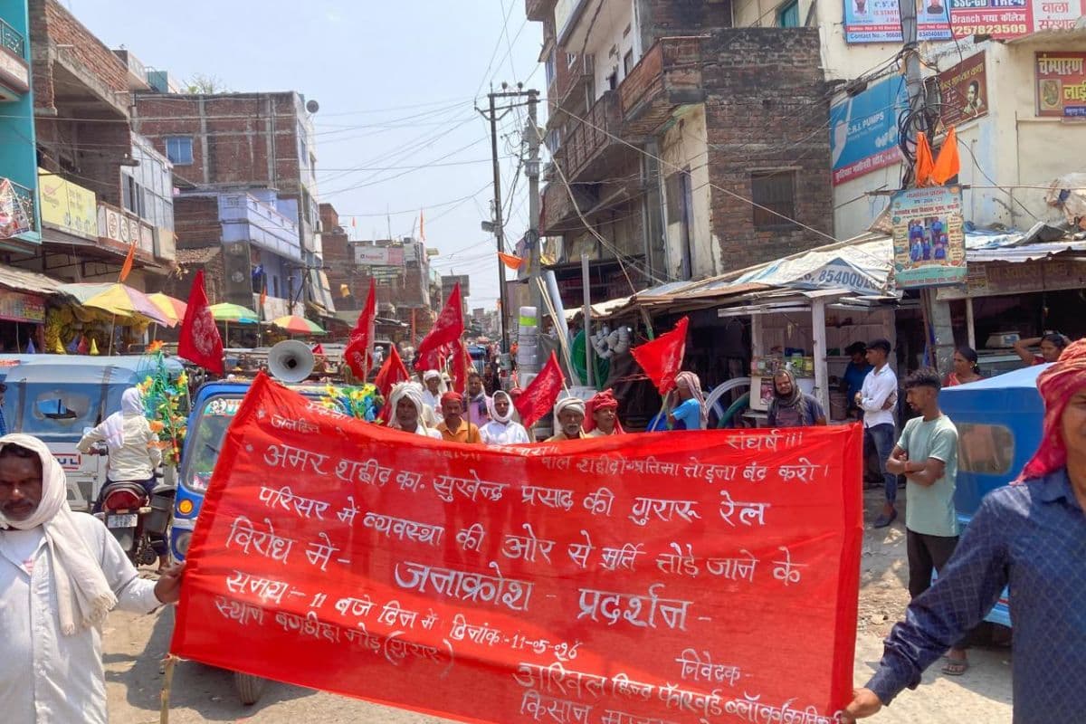 गुरारू स्टेशन पर शहीद सुखेन्द्र प्रसाद की प्रतिमा हटाए जाने पर भड़का विरोध, पुनः स्थापना की मांग
