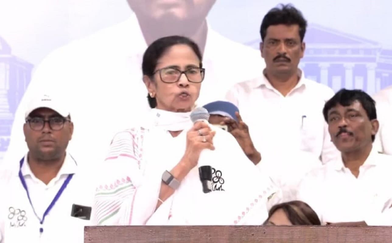 ऑपरेशन बुलडोजर पर भड़की ममता बनर्जी, बोलीं- डरा कर नहीं किया जा सकता बंगाल पर राज