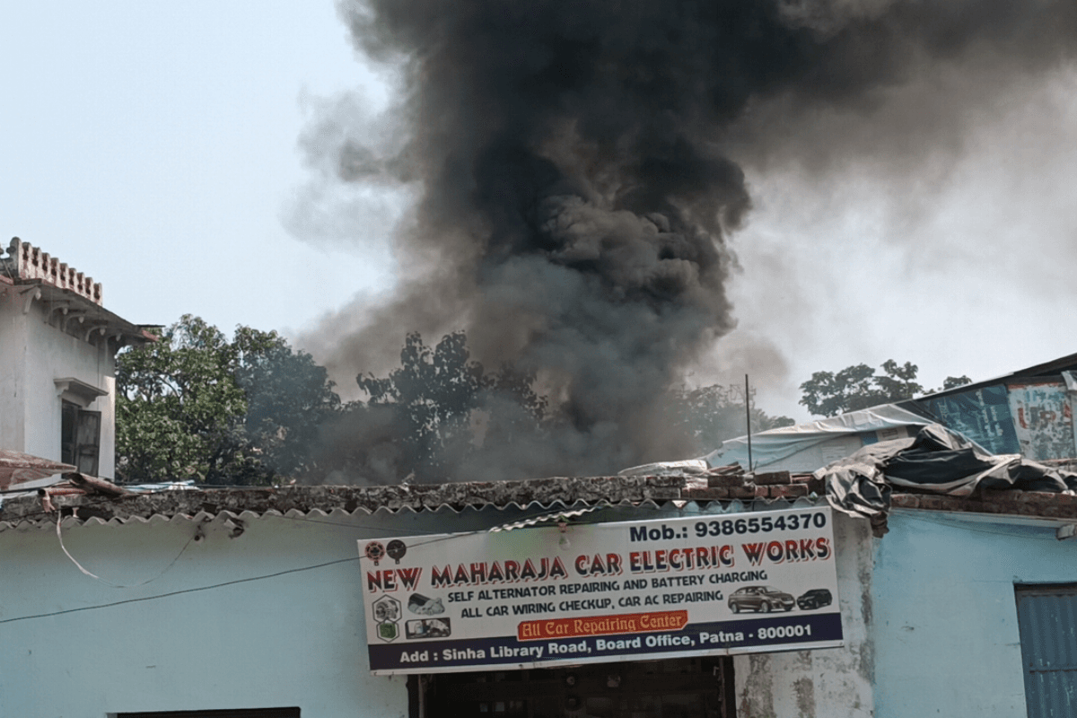 पटना में बिहार बोर्ड कार्यालय के पास किराना गोदाम में भीषण आग, लाखों के नुकसान की आशंका