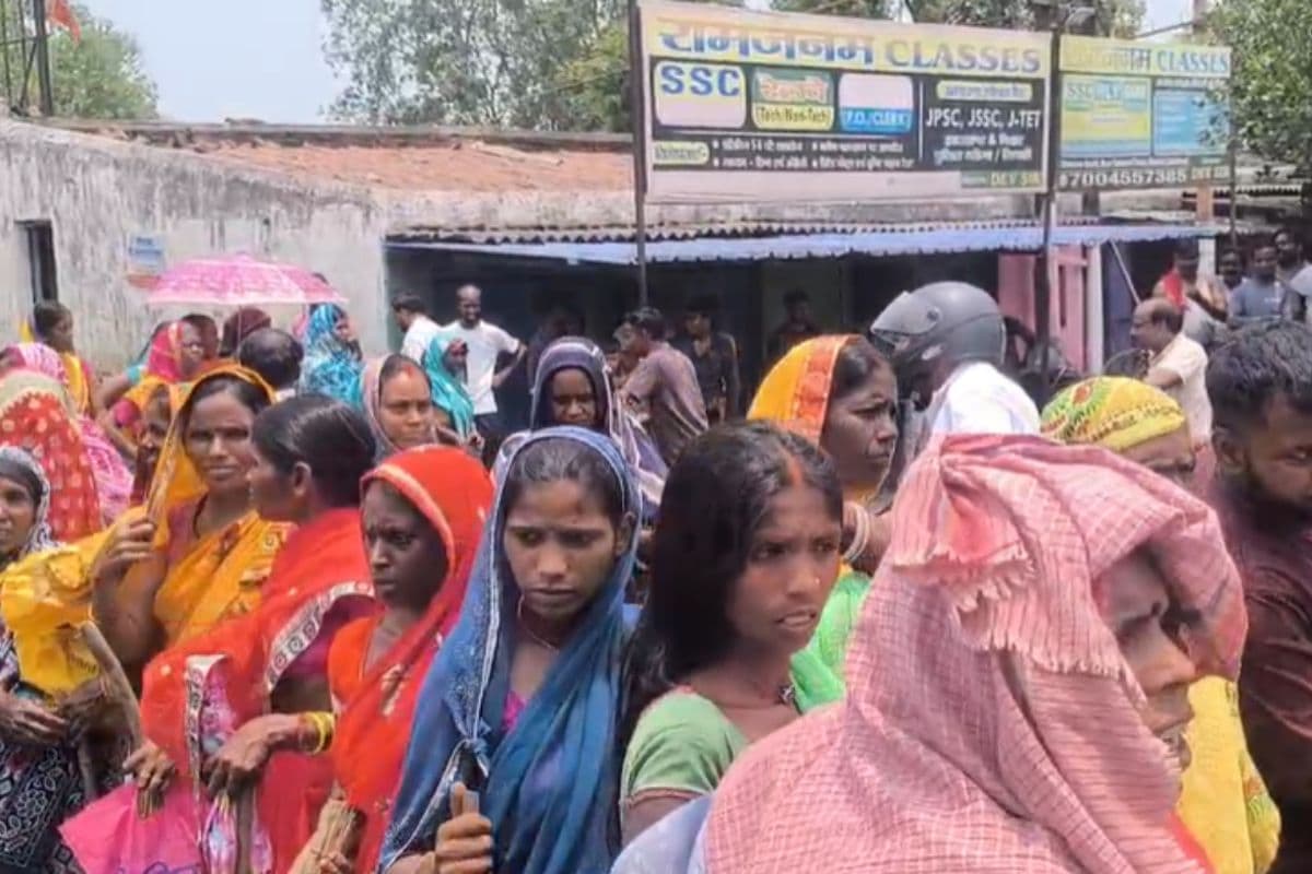 धनबाद: अवैध कोयला खनन के खिलाफ ग्रामीणों का प्रदर्शन, तेतुलमारी राजगंज रोड को किया जाम