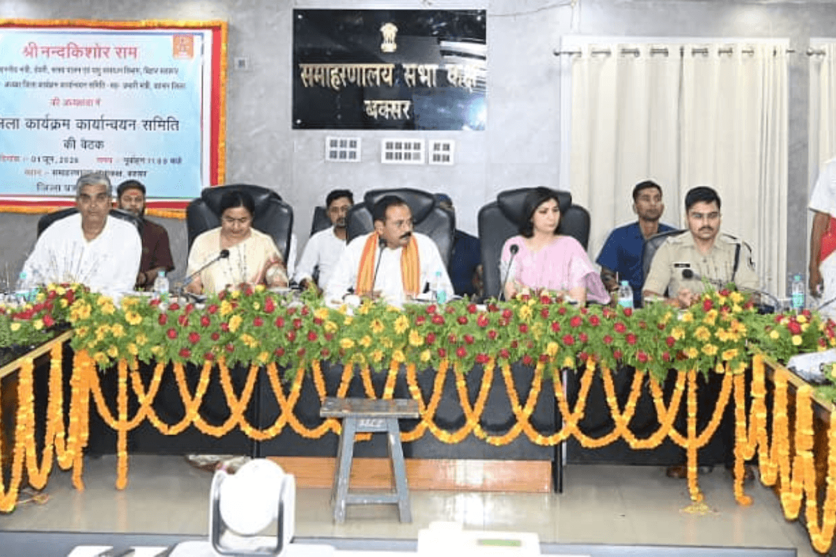 बक्सर में समीक्षा बैठक में भड़के प्रभारी मंत्री नंदकिशोर राम, जर्जर सड़क के ठेकेदारों को ब्लैकलिस्ट करने का आदेश