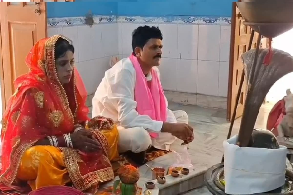 कोर्ट मैरिज के बाद जेल के शिव मंदिर में शादी कर रहे थे दूल्हा-दुल्हन, जेलर ने रुकवाई रस्म