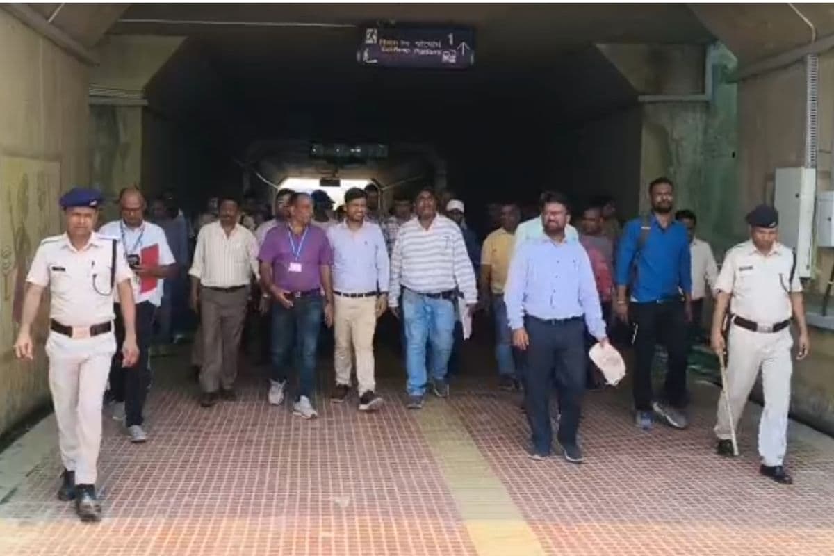 Godda: एडीआरएम ने किया गोड्डा स्टेशन का दौरा, एक माह में पूरा होगा वॉशिंग पिट का काम