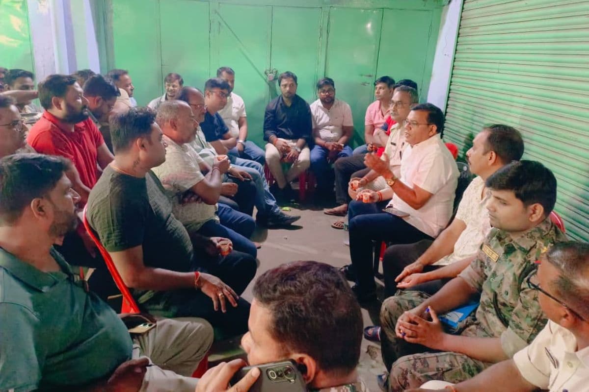 Gumla: चोरों के आतंक के बाद जागी पुलिस, व्यापारियों के साथ की बैठक, बढ़ायी जायेगी पेट्रोलिंग