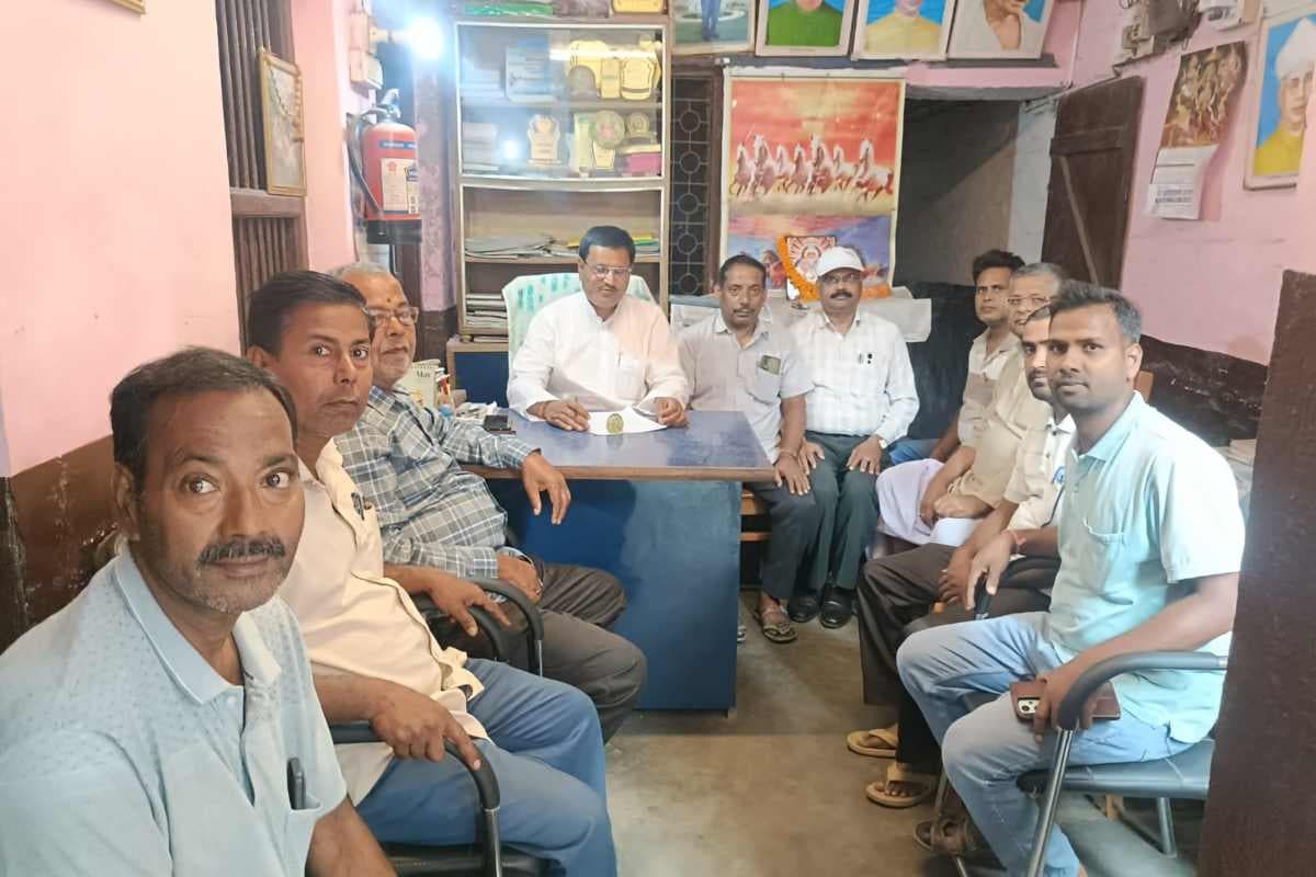 рдордзреБрдмрдиреА: рджреВрд░рд╕реНрде рд╢рд┐рдХреНрд╖рд╛ рдкрд░ рдкрд╛рдмрдВрджреА рдХреЗ рдЦрд┐рд▓рд╛рдл рдПрдХрдЬреБрдЯ рд╣реБрдП рд╢рд┐рдХреНрд╖рдХ, рд╕рд░рдХрд╛рд░ рд╕реЗ рдирд┐рдпрдо рдмрджрд▓рдиреЗ рдХреА рдорд╛рдВрдЧ