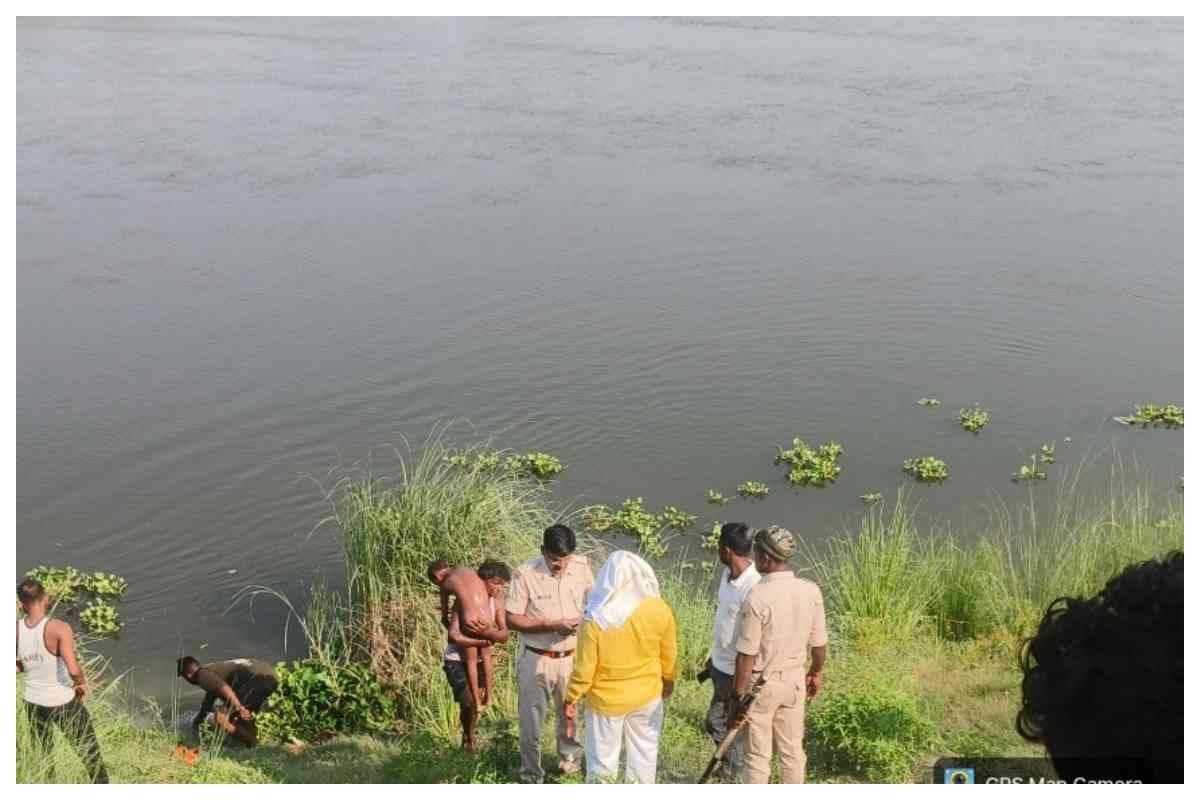 Motihari News: рд╕рд┐рдХрд░рд╣рдирд╛ рдирджреА рдореЗрдВ рдирд╣рд╛рдиреЗ рдХреЗ рджреМрд░рд╛рди рдмрдбрд╝рд╛ рд╣рд╛рджрд╕рд╛,┬ардЗрдХрд▓реМрддреЗ рдмреЗрдЯреЗ рдХреА рд▓рд╛рд╢ рджреЗрдЦ рдкрд░рд┐рдЬрдиреЛрдВ рдХрд╛ рд░реЛ-рд░реЛрдХрд░ рд╣реБрдЖ рдмреБрд░рд╛ рд╣рд╛рд▓