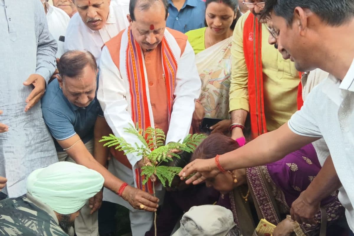 गयाजी में विश्व पर्यावरण दिवस पर प्रभारी मंत्री विजय कुमार सिन्हा ने किया पौधारोपण, दिया हरित भविष्य का संदेश