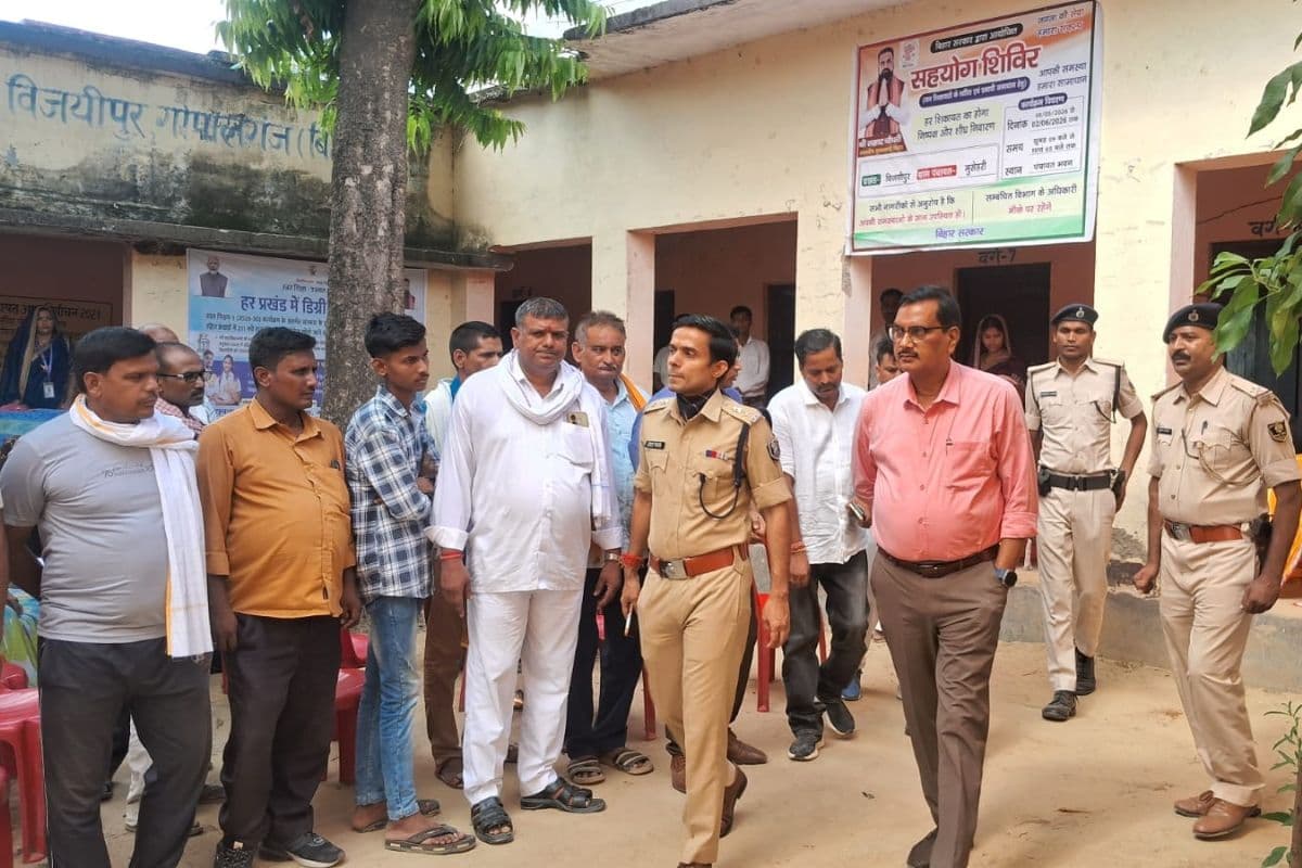 विजयीपुर में जनकल्याणकारी योजनाओं को लेकर लगाया गया सहयोग शिविर, बड़ी संख्या में ग्रामीणों ने दर्ज कराईं शिकायतें