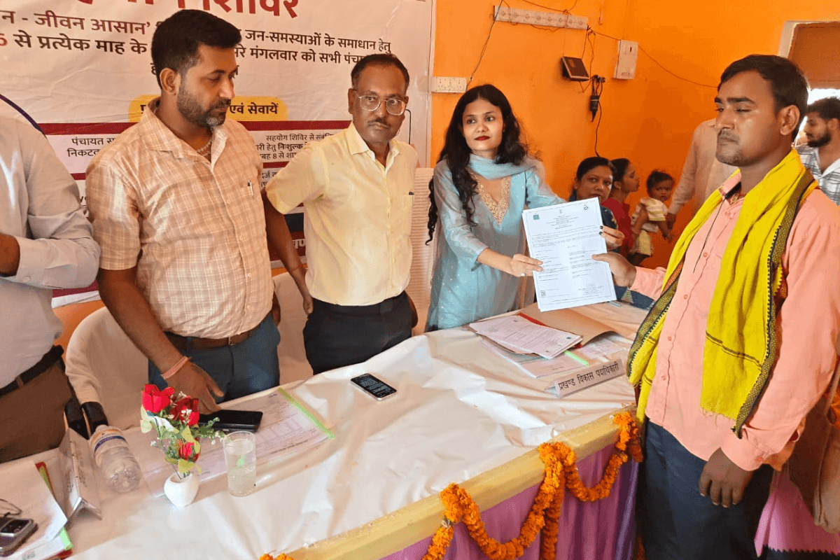 रोहतास के मोडिहा में सहयोग शिविर का प्रभारी सचिव ने किया निरीक्षण, 45 आवेदनों का ऑन-द-स्पॉट हुआ निपटारा