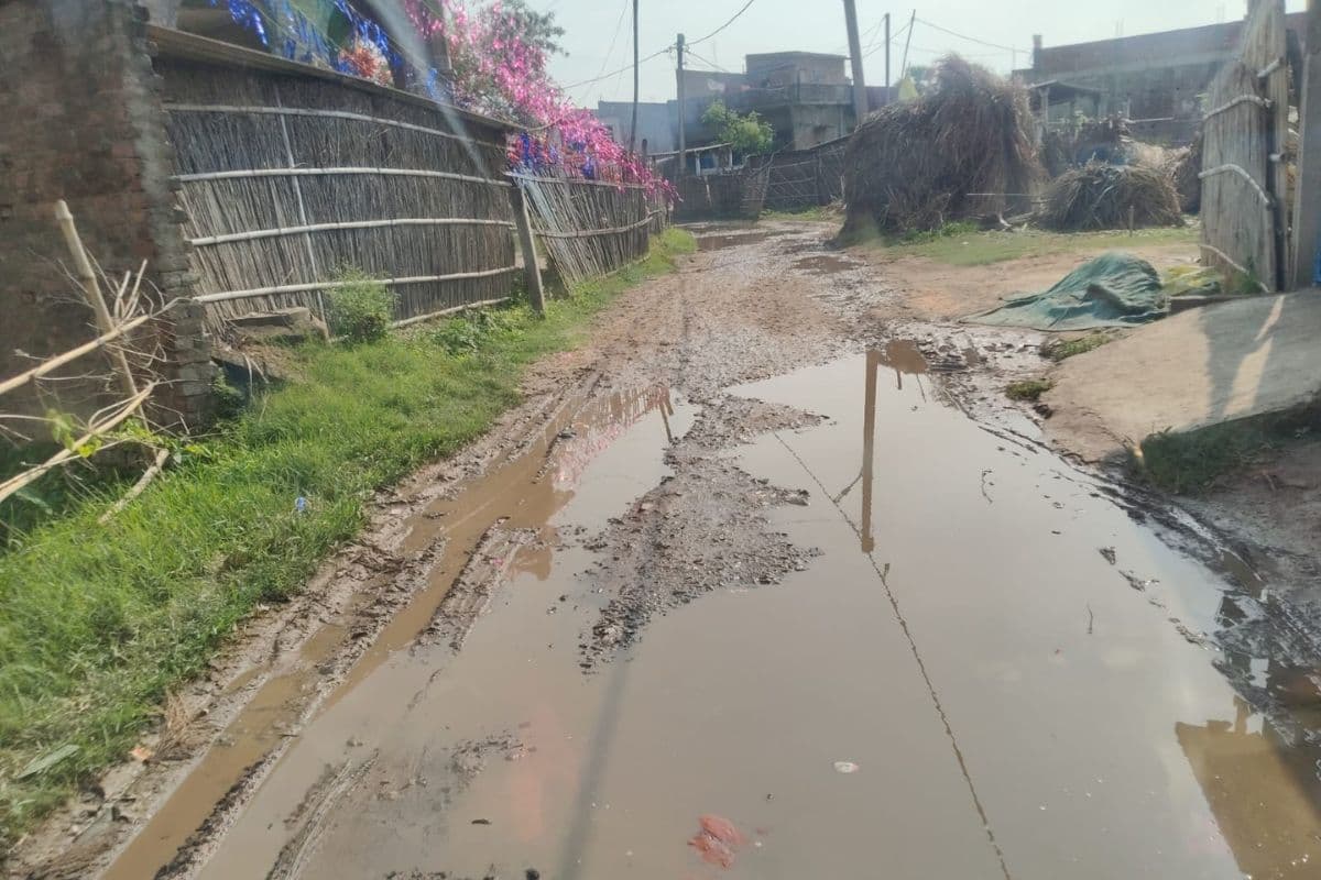बेगूसराय में दशकों से जर्जर सड़क पर चल रहे ग्रामीण, शिलान्यास के बाद भी अधूरा पड़ा निर्माण कार्य