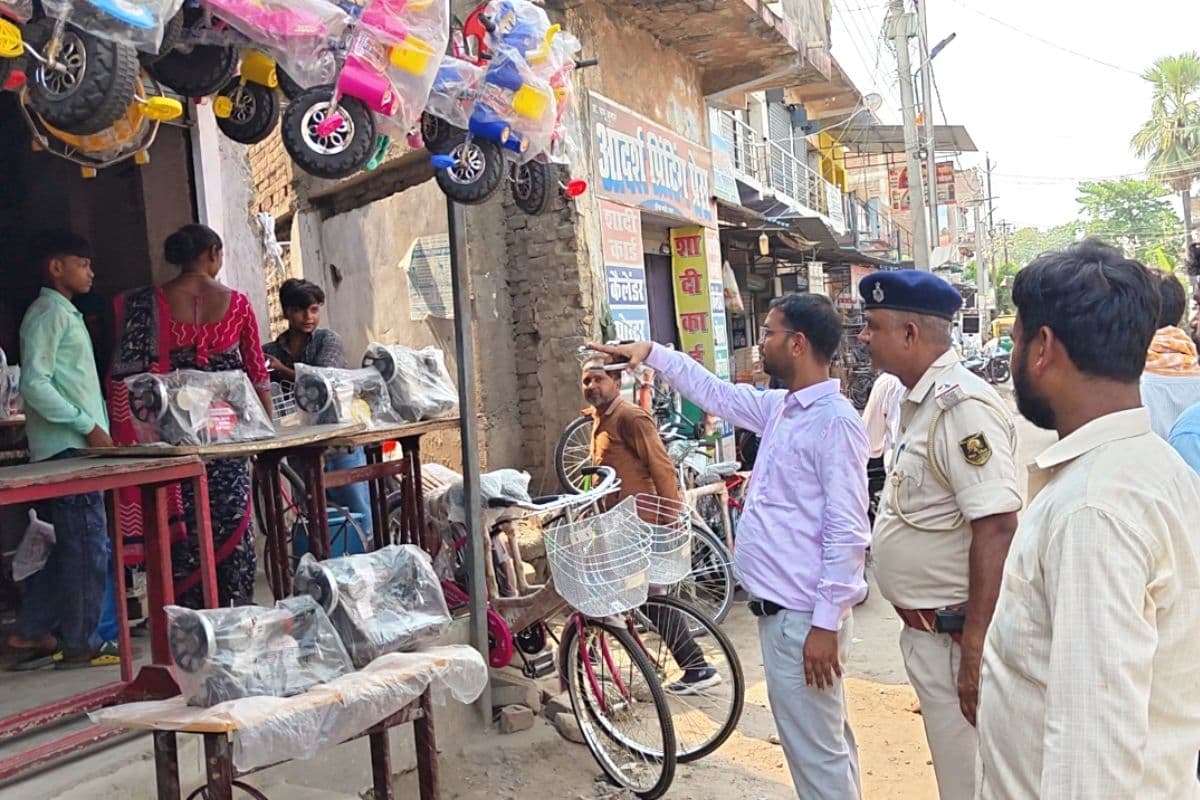 परसा दरोगा राय चौक से इंदिरा मार्केट तक चला अतिक्रमण हटाओ अभियान