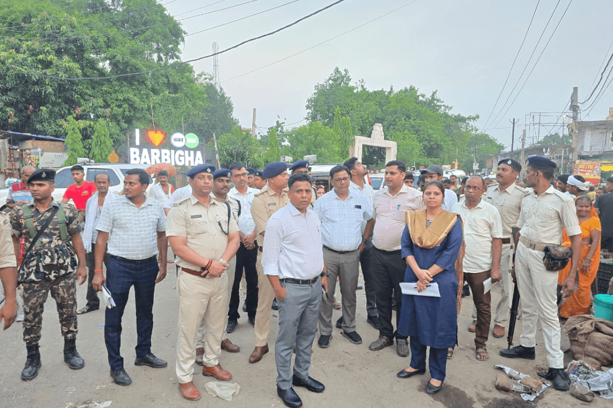 शेखपुरा में 40 फीट की सड़क रह गई सिर्फ 6 फीट की, जाम देख भड़के DM; नगर परिषद को वेंडर जोन बनाने का निर्देश