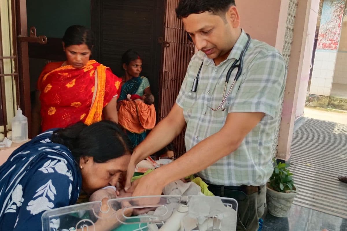 डुमरांव अस्पताल में विशेषज्ञ डॉक्टरों की कमी, तीन नवजातों की हालत बिगड़ने से उठे सवाल