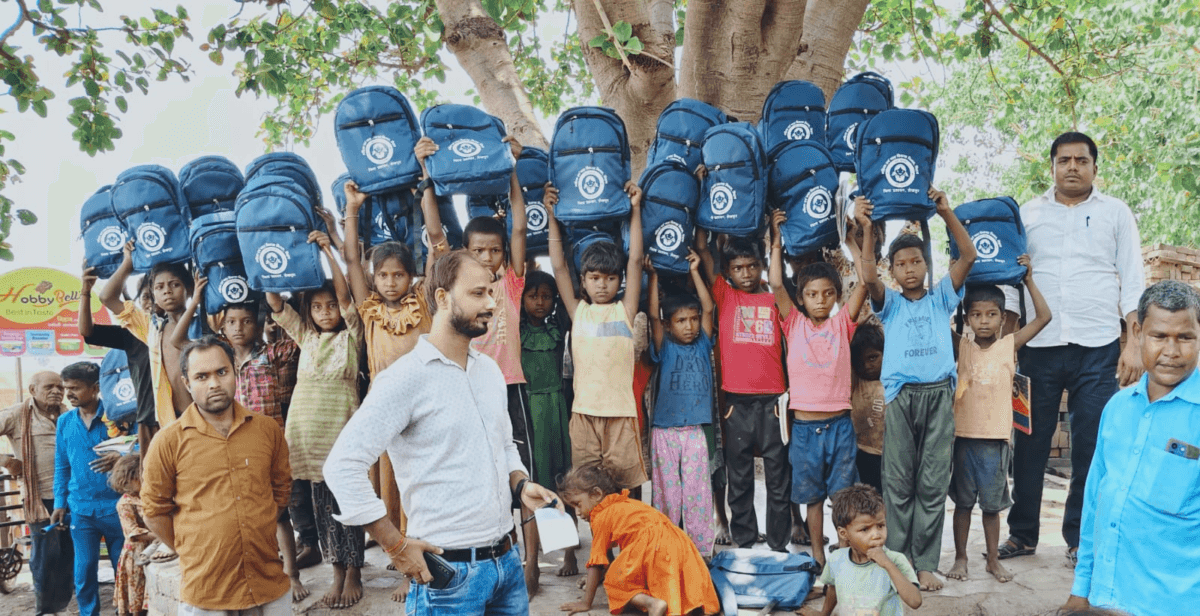 जिला हब फॉर विमेन की टीम और स्कूल किट के साथ बच्चे