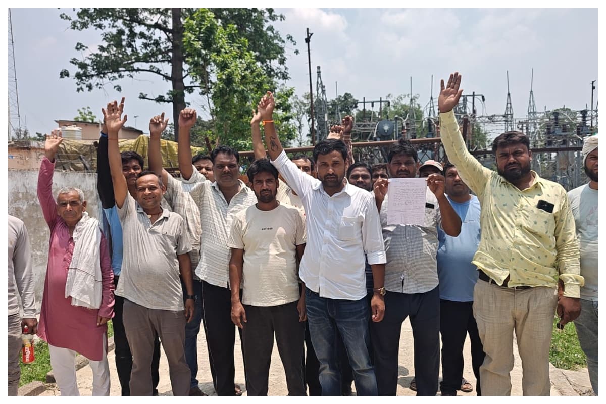 Sitamarhi News: लो वोल्टेज की समस्या से भड़के ग्रामीण, बथनाहा में बिजली विभाग के खिलाफ किया प्रदर्शन