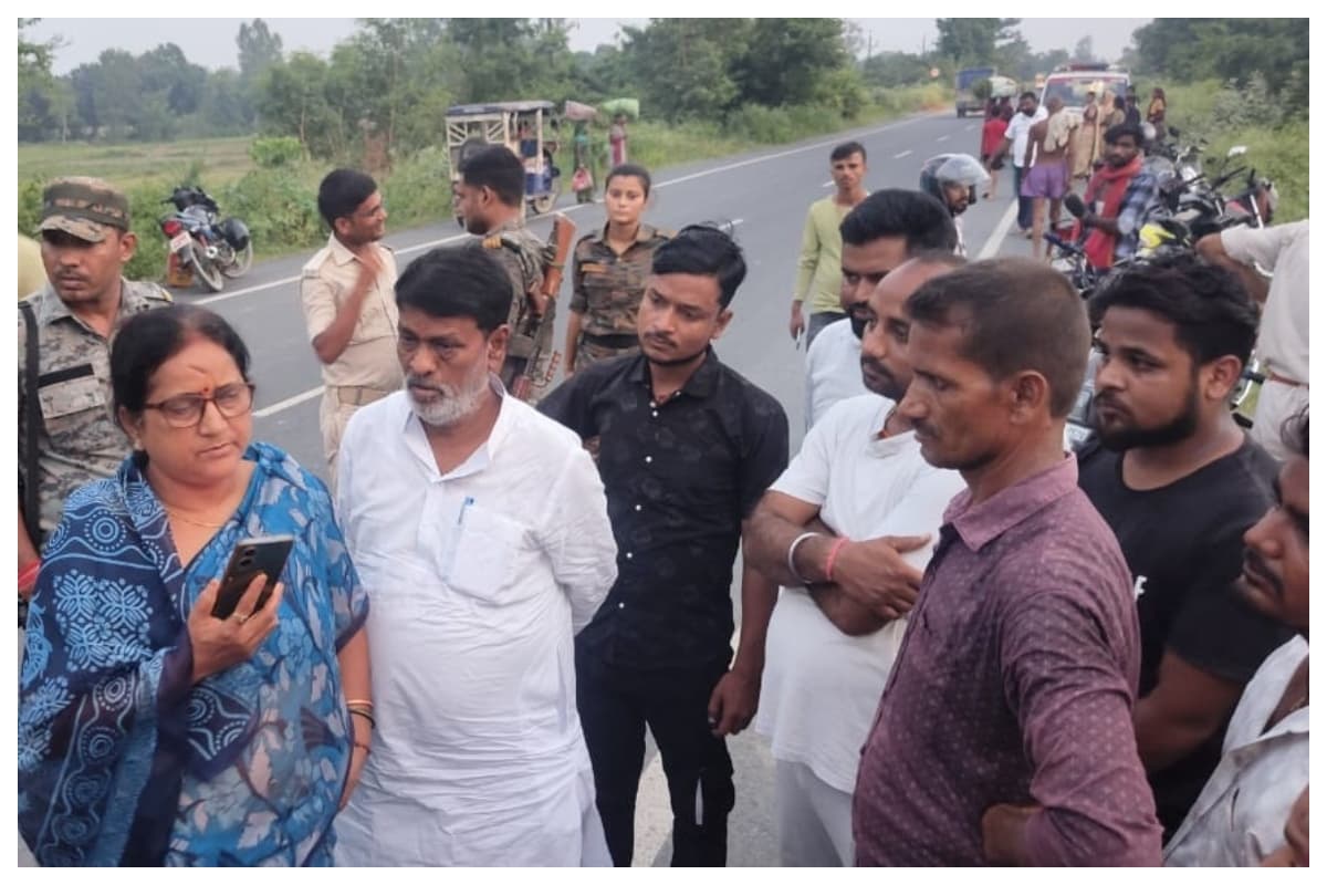 Sitamarhi News: सोनबरसा में बेखौफ अपराधियों का तांडव, हथियार के बल पर व्यवसायी के पुत्र से 2.70 लाख और मोबाइल लूटा
