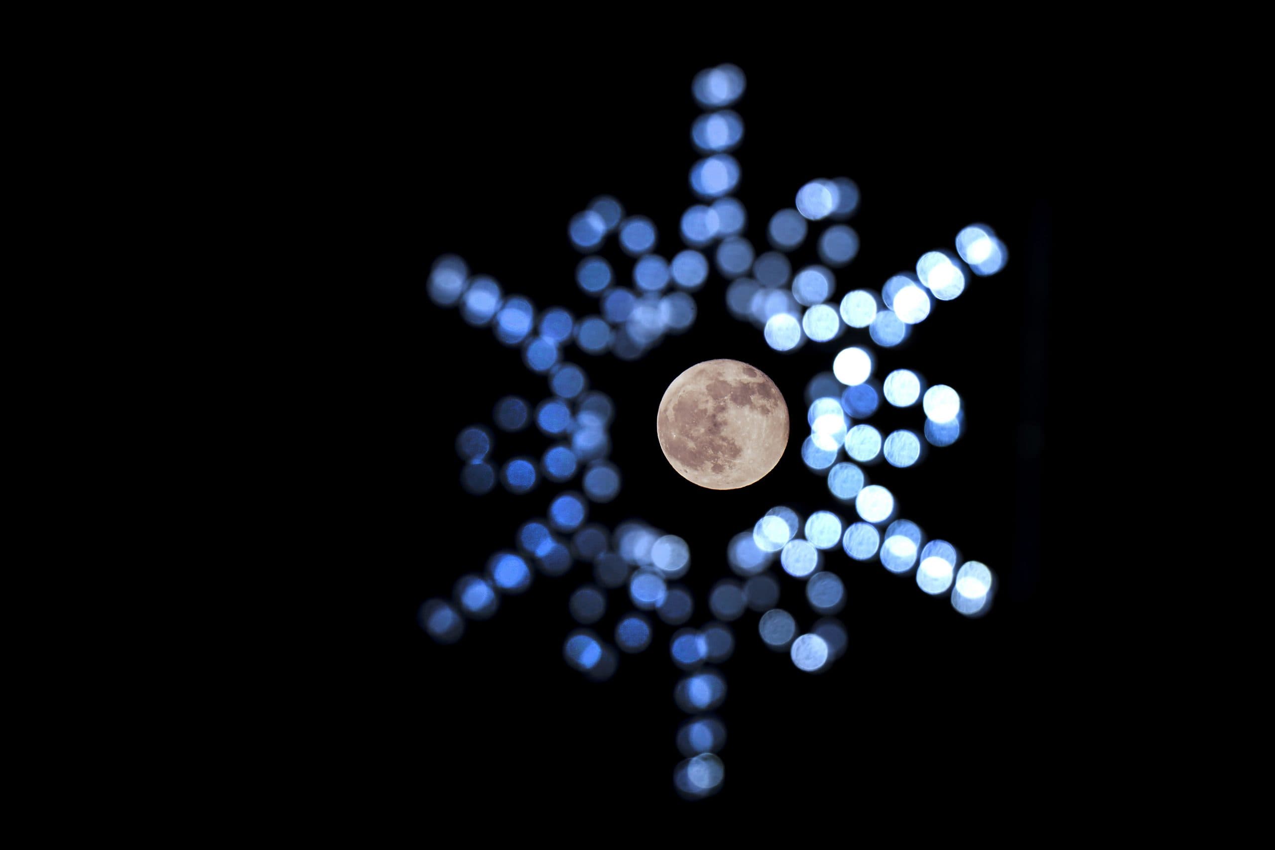 जीना इसी का नाम है: दुनियाभर में कोरोना संकट, सोशल डिस्टेंस और मास्क में इंसान