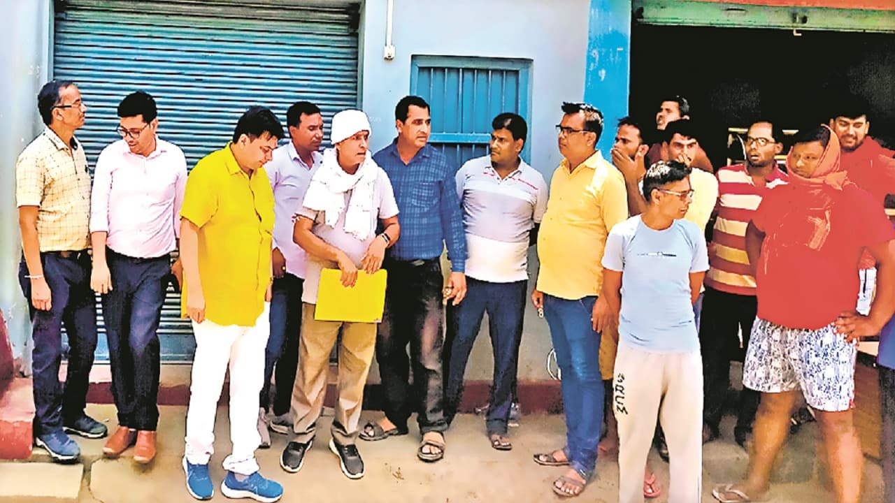 बिहार: डॉक्टर के नाम पर अस्पताल का स्टाफ करता था ऑपरेशन, अवैध रूप से चल रहा नर्सिंग होम सील बिहार: डॉक्टर के नाम पर अस्पताल का स्टाफ करता था ऑपरेशन, अवैध रूप से चल रहा नर्सिंग होम सील