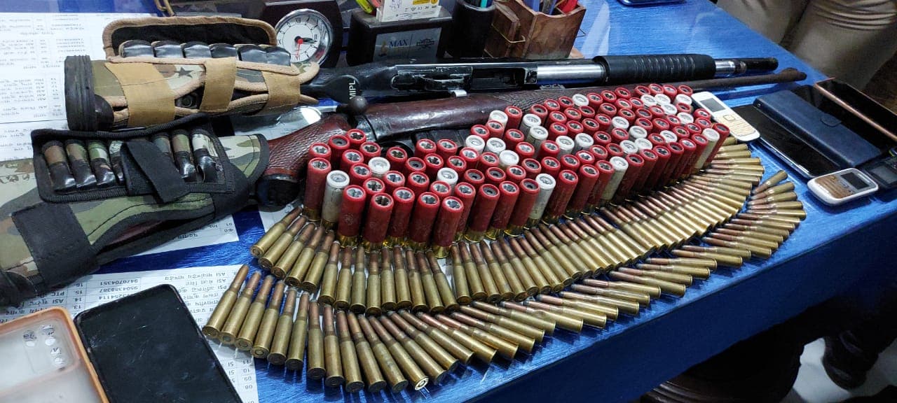 पटना में बालू माफियाओं ने पुलिस पर की फायरिंग, दो राइफल और 213 गोलियों के साथ सिपाही गिरोह के नौ लोग गिरफ्तार