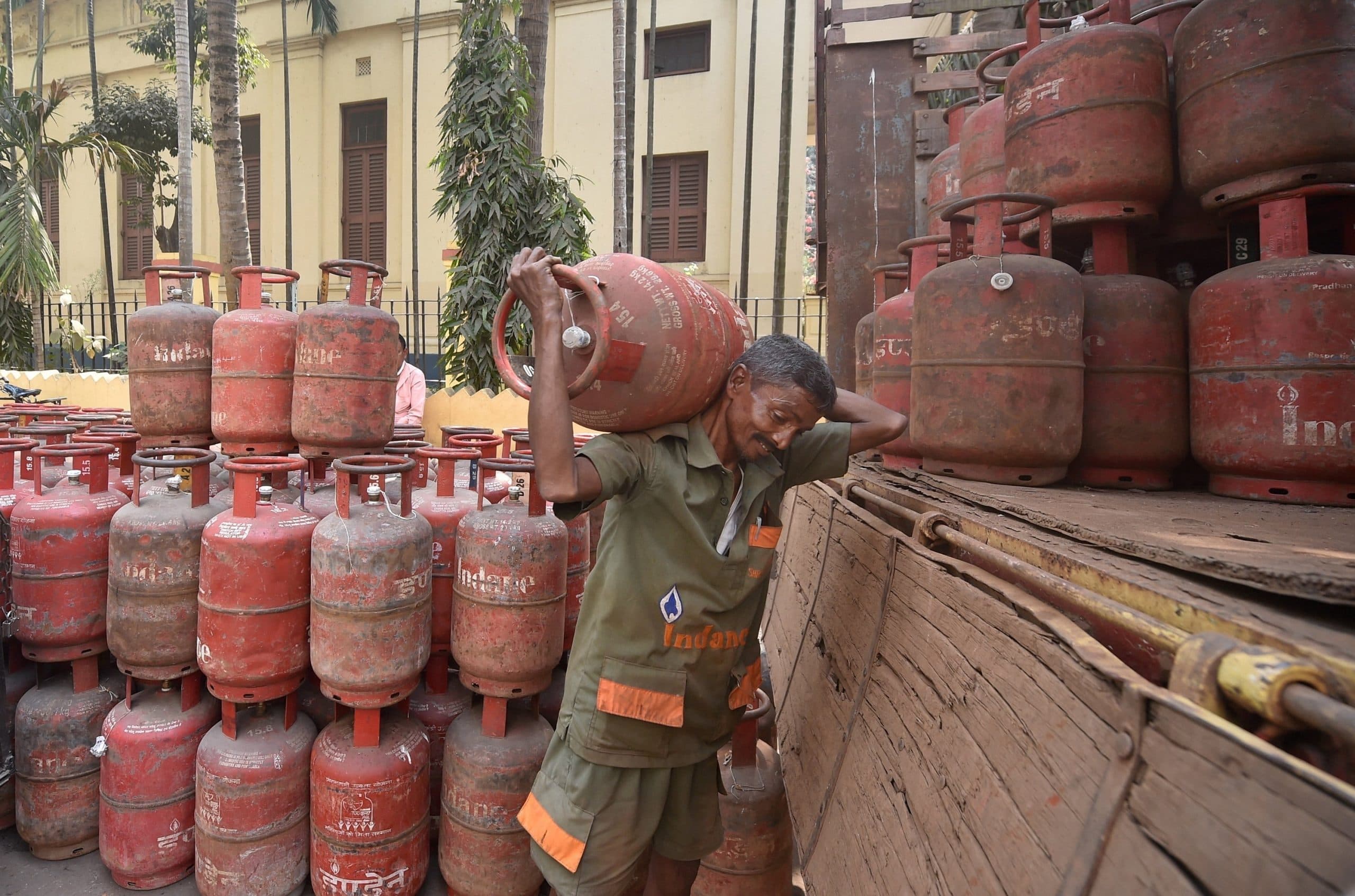 LPG Subsidy : रसोई गैस की कीमत में लगी आग, सब्सिडी का पैसा लेने के लिए घर बैठे करें बस यह काम