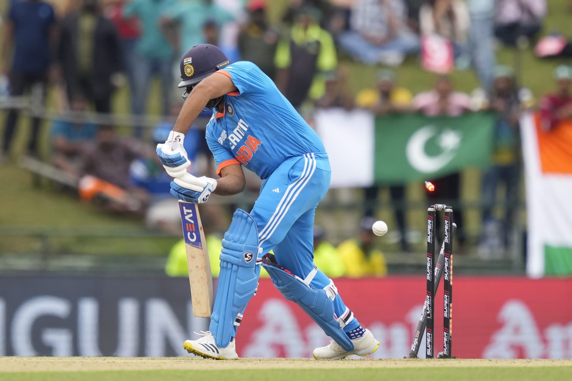 IND vs PAK: शाहीन अफरीदी की गेंद पर बोल्ड हो गये कप्तान रोहित शर्मा, देखें वीडियो IND vs PAK: शाहीन अफरीदी की गेंद पर बोल्ड हो गये कप्तान रोहित शर्मा, देखें वीडियो