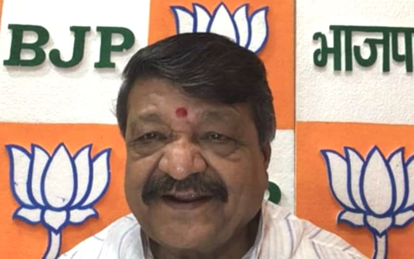 बंगाल में शराब दुकानों पर लंबी लाइन, बोले विजयवर्गीय : ममता को केवल रेवन्यू की चिंता, जनता की परवाह नहीं