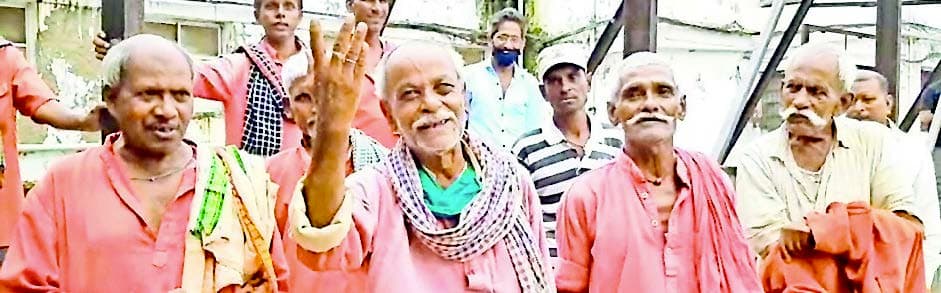 कुली शिव कुमार की फर्राटेदार अंग्रेजी के विदेशी भी हैं कायल, बोझ उठाने के साथ पर्यटकों को देते हैं जानकारी