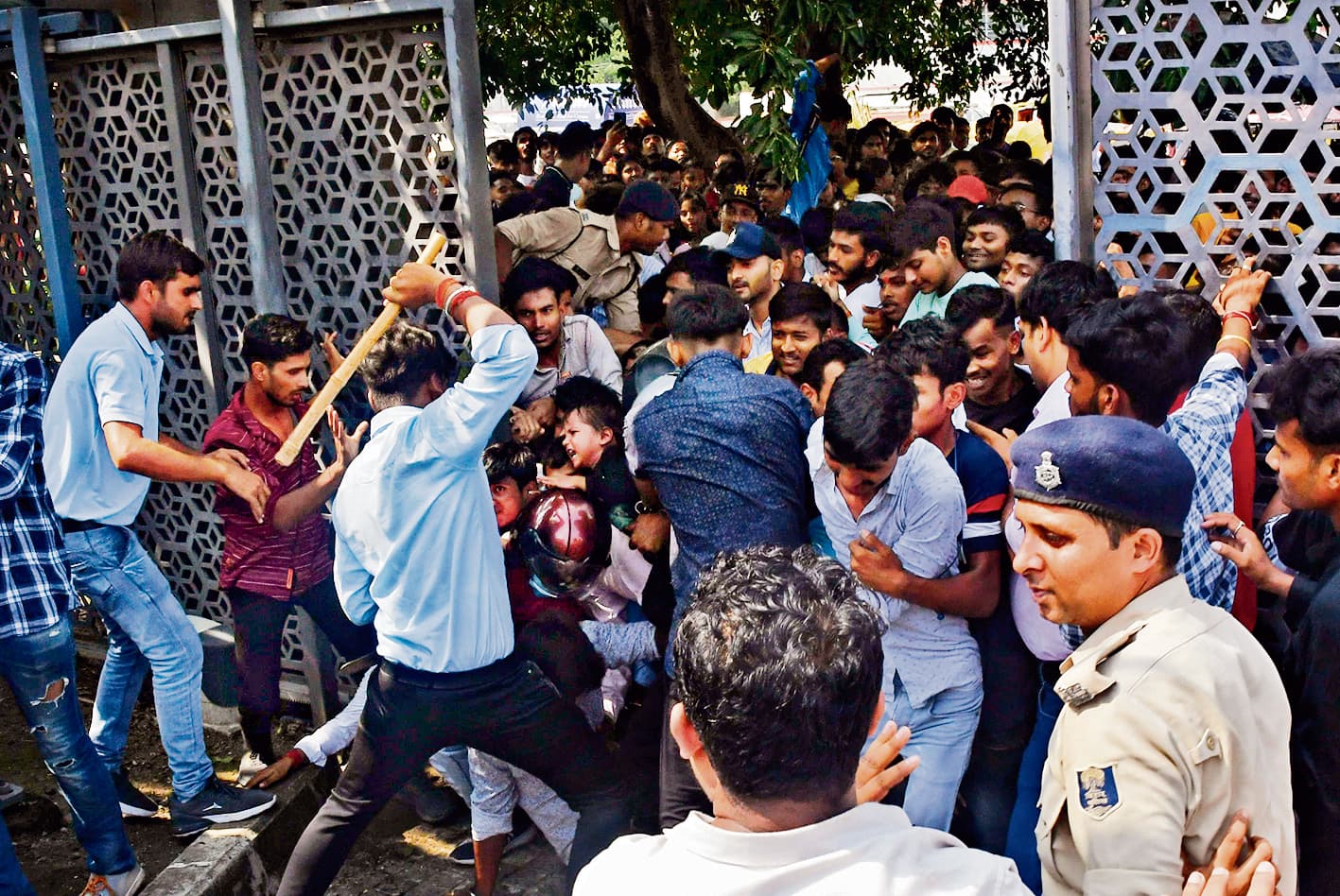 पटना म्यूजियम में लाठीचार्ज की PHOTOS देखिए, फ्री हुई इंट्री तो पहुंच गए थे 20 हजार लोग..