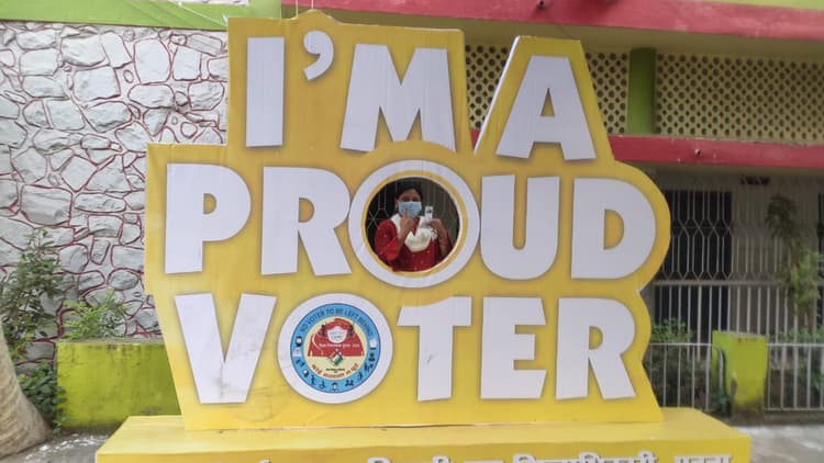 विधायकों की संख्या के मामले में तृणमूल कांग्रेस से माकपा पीछे, आय के मुकाबले में काफी आगे