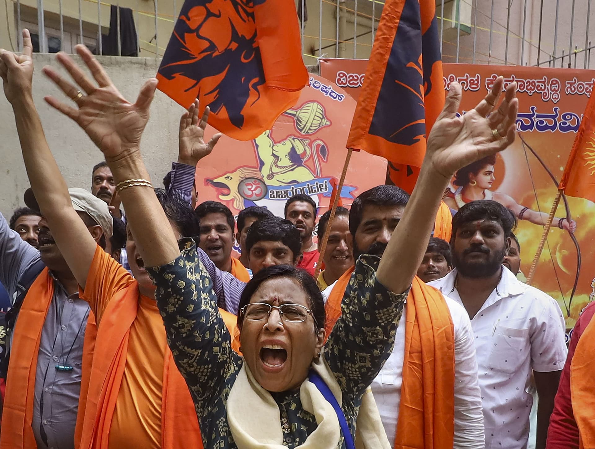 Karnataka Election 2023: बजरंग दल पर बैन मामले पर गरमाई राजनीति, जलाया गया कांग्रेस का घोषणापत्र