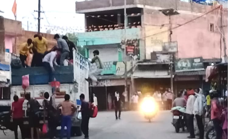 प्रवासी मजदूरों को लेकर बड़कागांव में हड़कंप, कोरोना के डर से होम क्वारेंटाइन का विरोध कर रहे हैं ग्रामीण