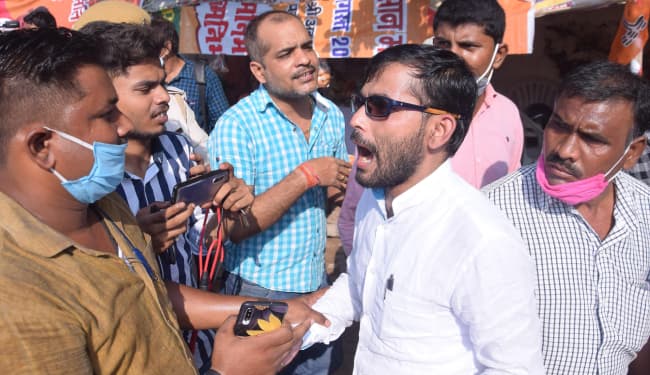 गेस्ट लेक्चरर पर बरसीं लाठियां, समान काम, समान वेतन की कर रहे थे मांग, छह को पुलिस ने लिया हिरासत में