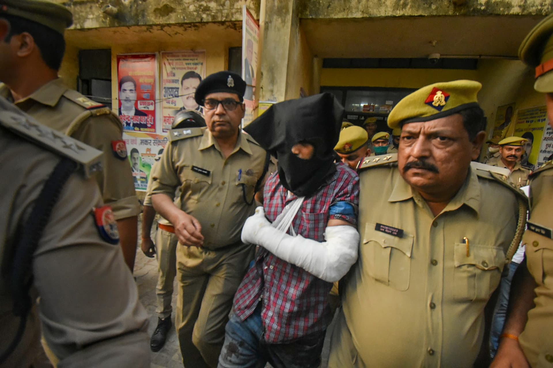 Gorakhnath Temple Attack: हमलावर मुर्तजा अब्बासी बना रहा था अरबी भाषा का एप, ये था मकसद Gorakhnath Temple Attack: हमलावर मुर्तजा अब्बासी बना रहा था अरबी भाषा का एप, ये था मकसद