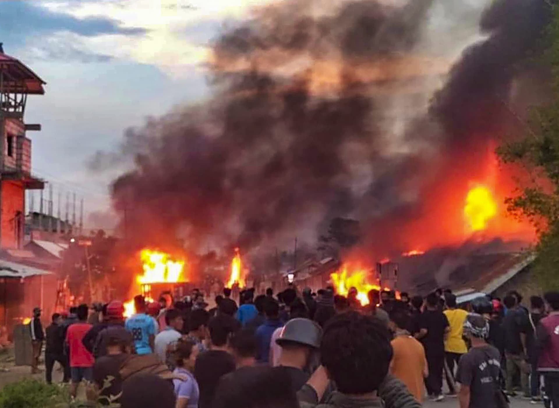 Manipur Violence : मणिपुर हिंसा में अब तक 54 की मौत, 1100 लोग पहुंचे असम, जानें कैसे हैं हालात Manipur Violence : मणिपुर हिंसा में अब तक 54 की मौत, 1100 लोग पहुंचे असम, जानें कैसे हैं हालात