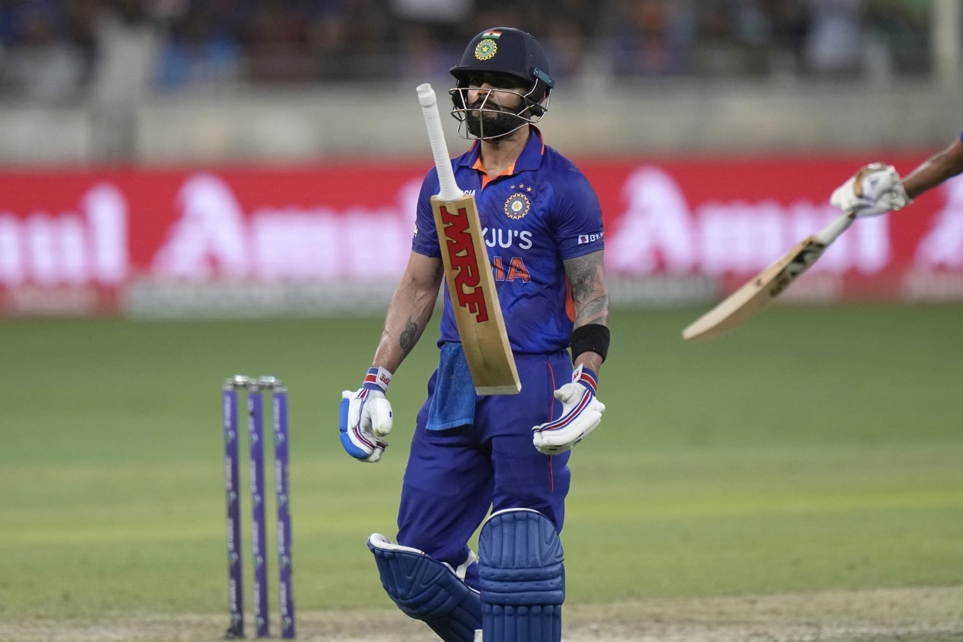 IND vs PAK : कोहली के बल्ले से निकलते और रन, जानें क्यों रुकना पड़ा विराट को