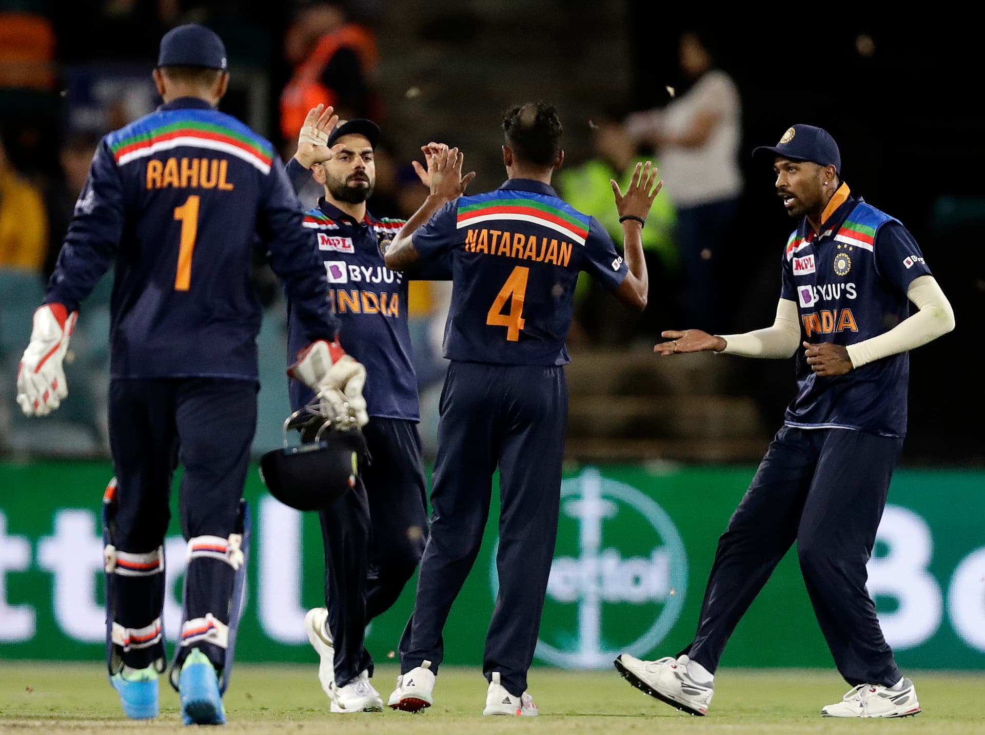 IND vs AUS 2nd T20: दूसरे टी-20 में कोहली ने छोड़ा मैथ्यू वेड का आसान कैच, फिर भी कर दिया आउट, देखें VIDEO IND vs AUS 2nd T20: दूसरे टी-20 में कोहली ने छोड़ा मैथ्यू वेड का आसान कैच, फिर भी कर दिया आउट, देखें VIDEO