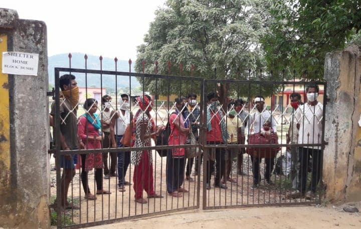 कोरेंटिन सेंटर में मिल रहा था कंकड़ मिला चावल और अधपकी सब्जी, हंगामा कर सेंटर से भागे प्रवासी मजदूर