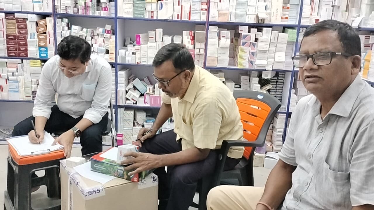 बिहार की सबसे बड़ी दवा मंडी में औषधि विभाग की बड़ी कार्रवाई, लाखों की नकली व नशीली दवाएं बरामद