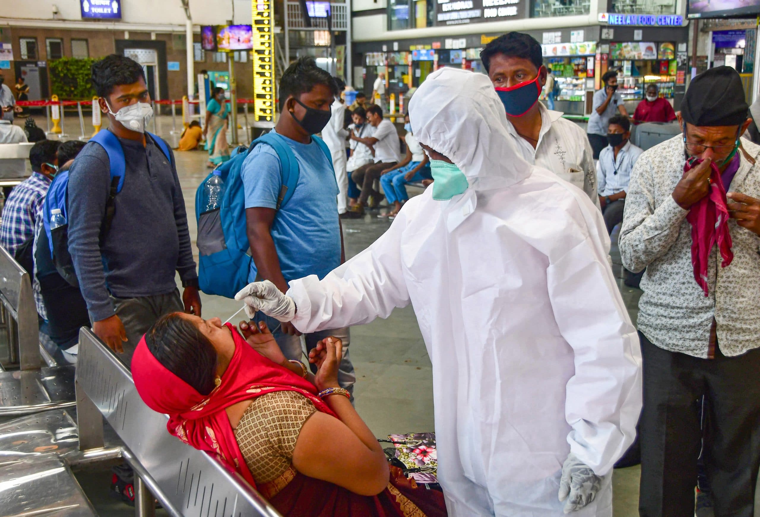 Maharashtra Coronavirus Cases : महाराष्ट्र में कोरोना का कहर, एक दिन में 15 हजार से अधिक मामले, यहां लगा लॉकडाउन