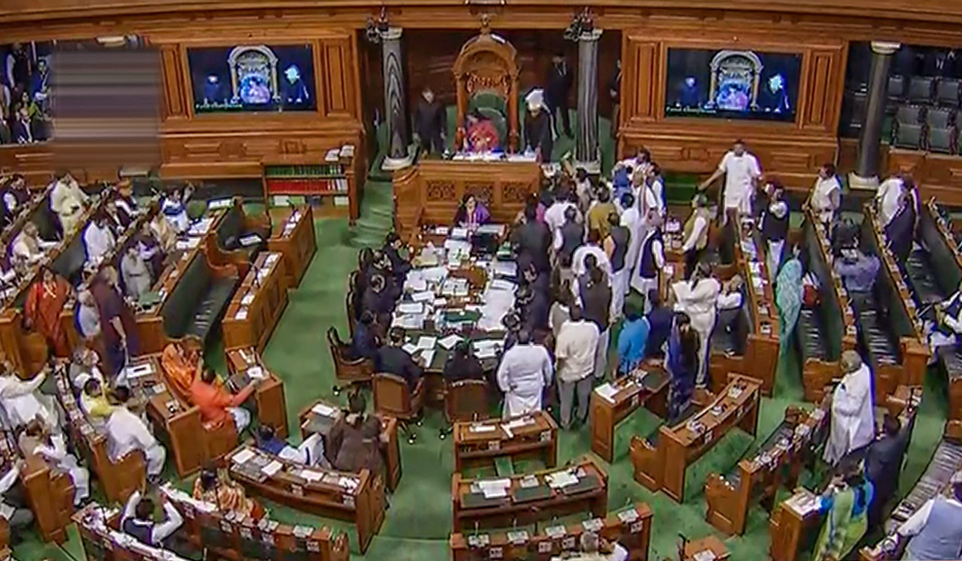 BudgetSession : स्पीकर पर पर्चा फाड़कर फेंकना कांग्रेसियों को पड़ा महंगा, 7 सांसद पूरे सत्र के लिए सस्पेंड