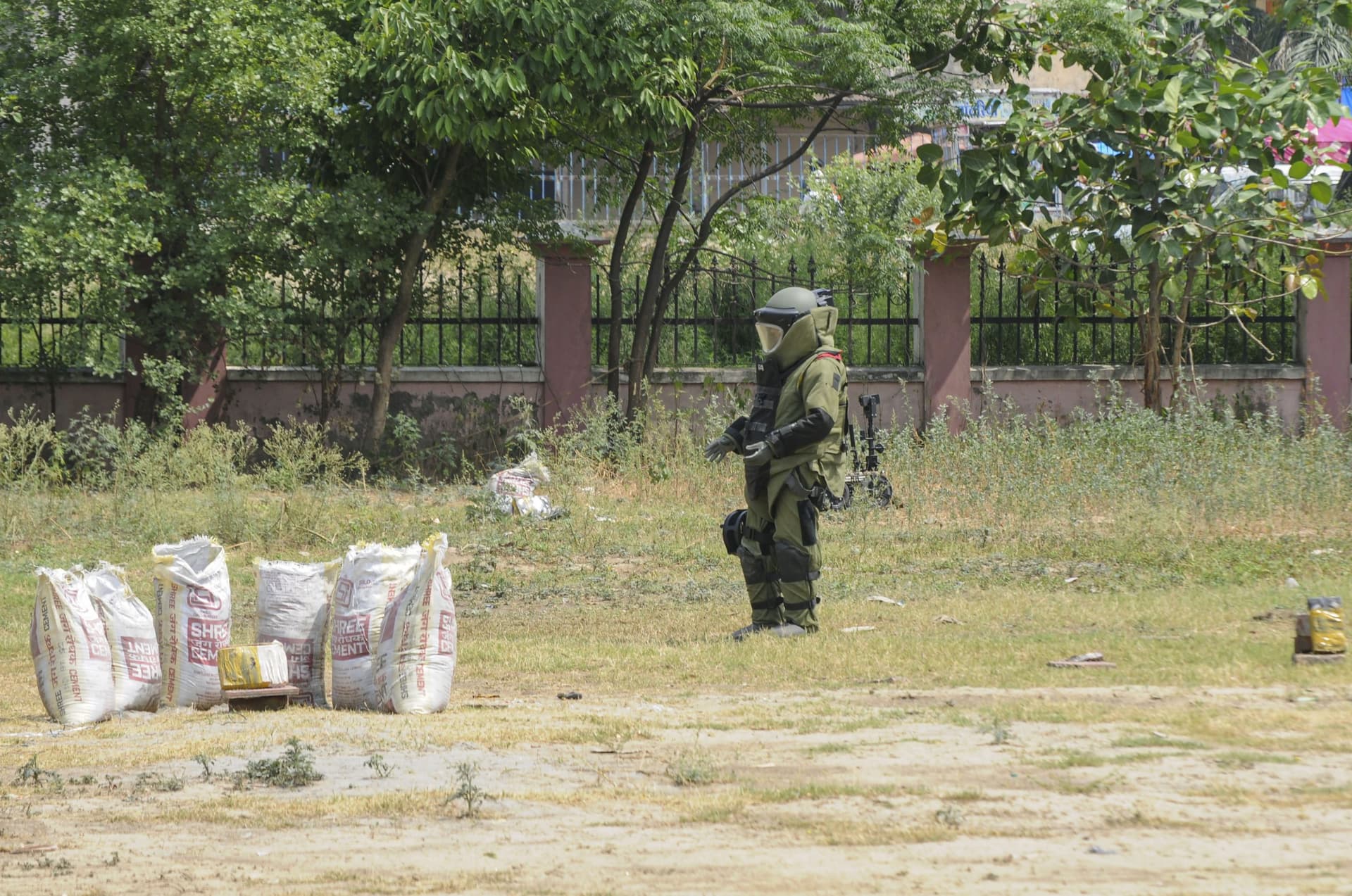 Explosives: जमुई में 27 किलो विस्फोटक बरामद, देर रात तक जारी रहा सर्च ऑपरेशन